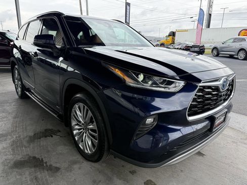 Used 2024 Toyota Highlander Platinum AWD/4WD image 3