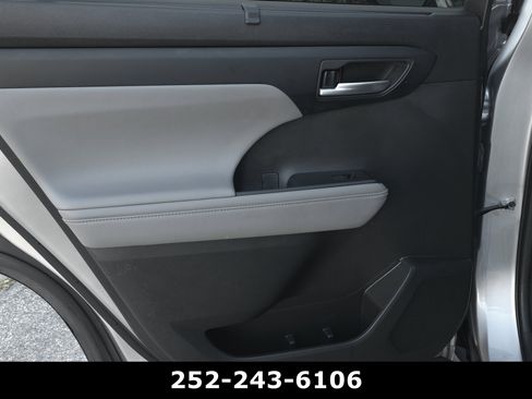 Used 2023 Toyota Highlander XLE FWD image 29