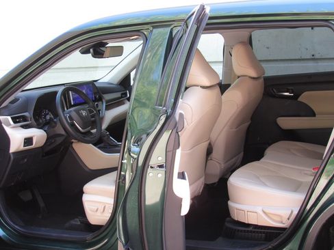 Certified 2025 Toyota Highlander XLE AWD/4WD image 14