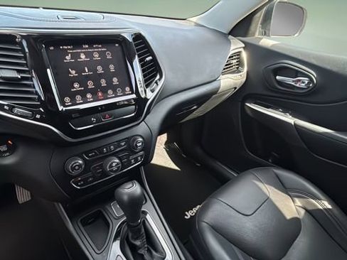 Used 2019 Jeep Cherokee Limited image 23