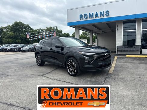 Used 2025 Chevrolet Trax RS FWD image 1