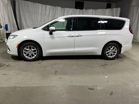 Used 2023 Chrysler Pacifica Touring-L FWD image 4
