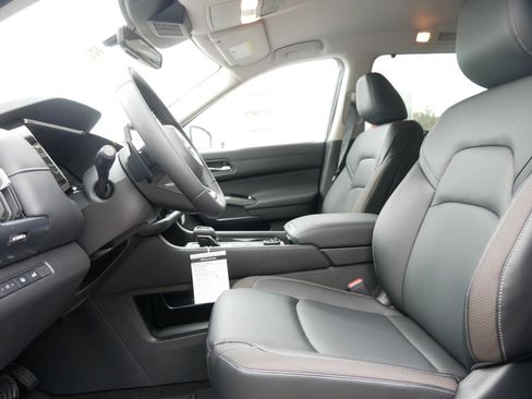 New 2025 Nissan Pathfinder SL image 7
