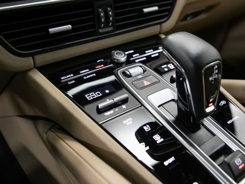 Certified 2023 Porsche Cayenne AWD/4WD image 28