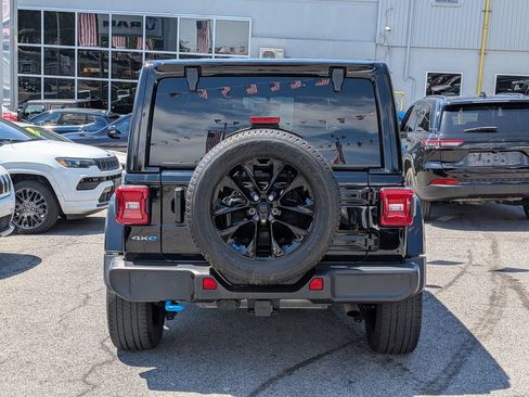Used 2022 Jeep Wrangler Unlimited Sahara AWD/4WD image 7