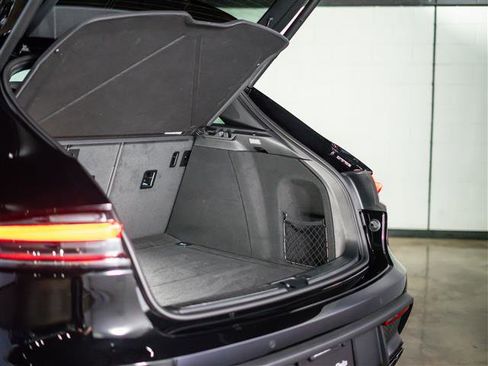 Certified 2026 Porsche Macan AWD/4WD image 30