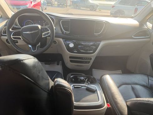 Used 2022 Chrysler Pacifica Touring-L FWD image 16