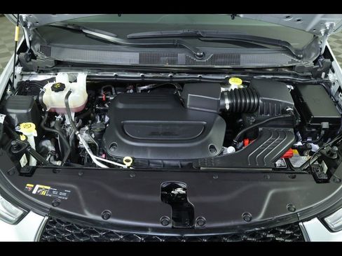 Used 2024 Chrysler Pacifica Touring-L image 18