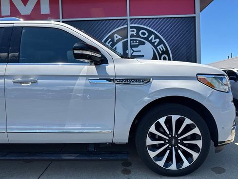 Used 2023 Lincoln Navigator Reserve AWD/4WD image 3