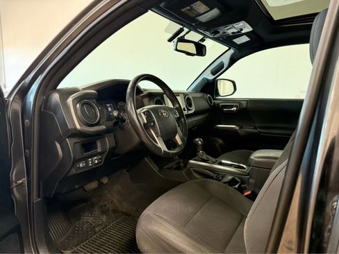 Used 2017 Toyota Tacoma TRD Off-Road AWD/4WD image 13