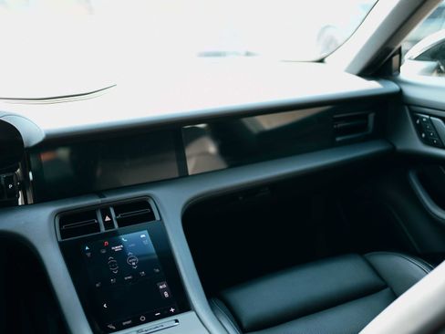 Used 2023 Porsche Taycan image 10