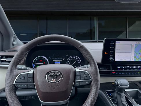 Used 2023 Toyota Sienna Platinum image 4