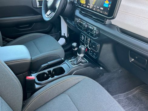 Used 2025 Jeep Wrangler Unlimited Sahara AWD/4WD image 16