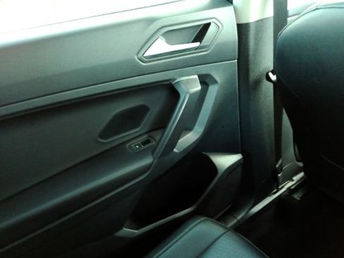 Used 2021 Volkswagen Tiguan SE image 31