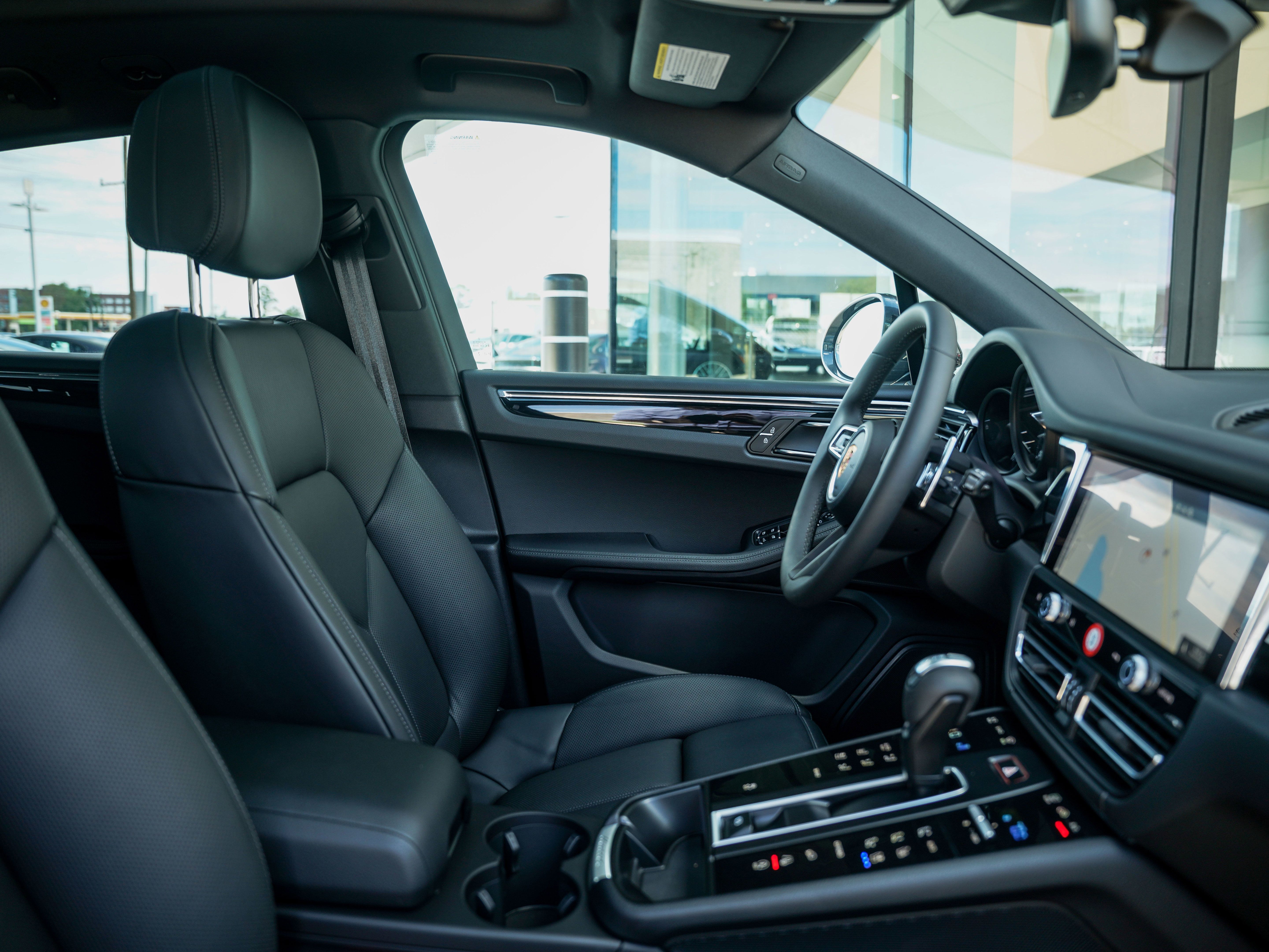 Certified 2026 Porsche Macan AWD/4WD image 33