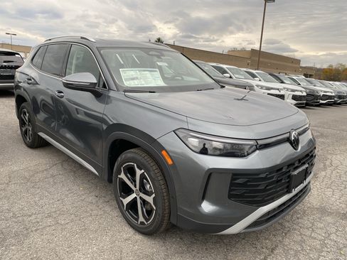 New 2025 Volkswagen Tiguan SE image 2