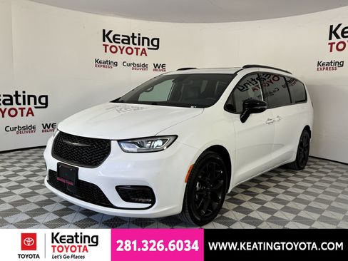 Used 2025 Chrysler Pacifica Limited FWD image 9