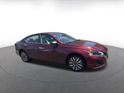 Used 2025 Nissan Altima 2.5 SV FWD image 2