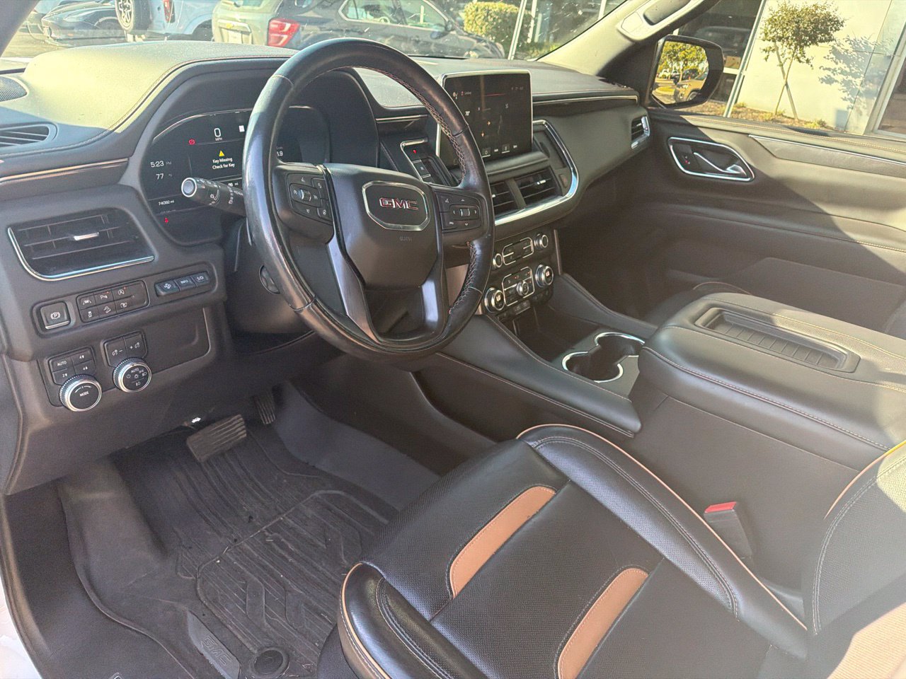 Used 2023 GMC Yukon AT4 w/ Technology Package AWD/4WD image 12