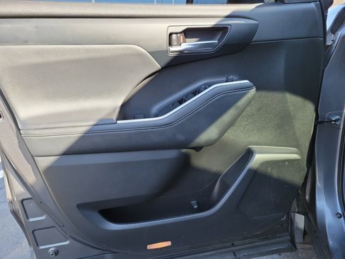 Used 2021 Toyota Highlander XLE image 19