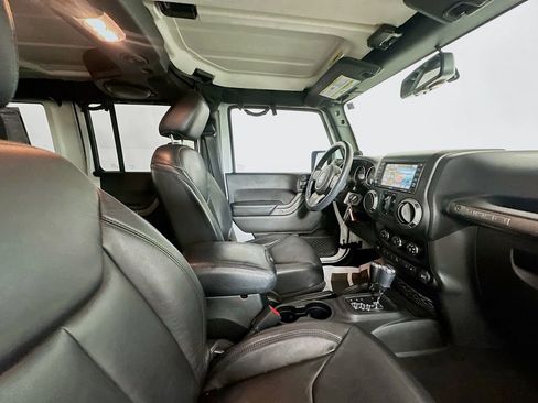 Used 2013 Jeep Wrangler Unlimited Sahara image 27