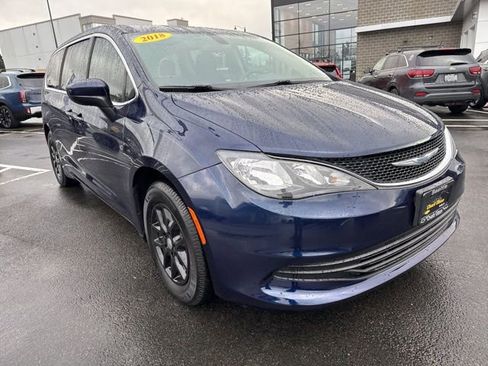 Used 2018 Chrysler Pacifica LX image 3