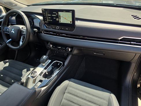 Used 2025 Mitsubishi Outlander SE FWD image 12