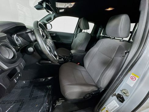 Used 2018 Toyota Tacoma TRD Sport AWD/4WD image 12