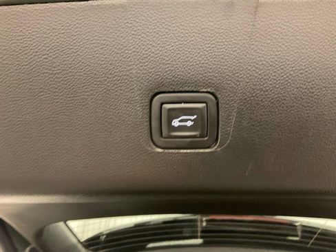 Used 2023 Chevrolet Traverse LT w/ Rear Camera Mirror Package image 37