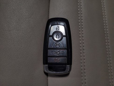 Used 2018 Ford Fusion SE w/ Fusion SE Technology Package FWD image 32