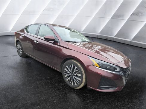 Used 2023 Nissan Altima 2.5 SV image 1