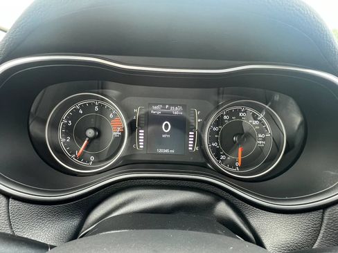 Used 2019 Jeep Cherokee Latitude Plus FWD image 10
