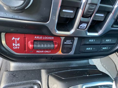 Used 2025 Jeep Wrangler Willys image 11