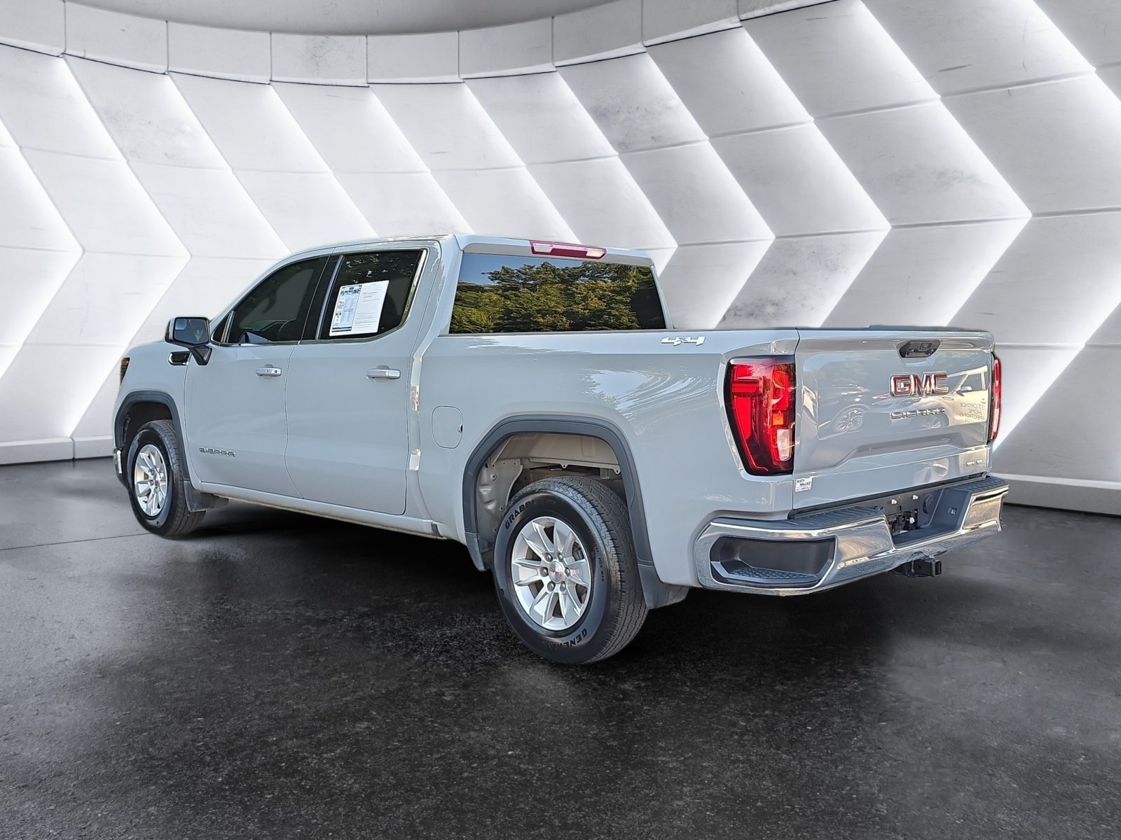 Used 2024 GMC Sierra 1500 SLE AWD/4WD image 3