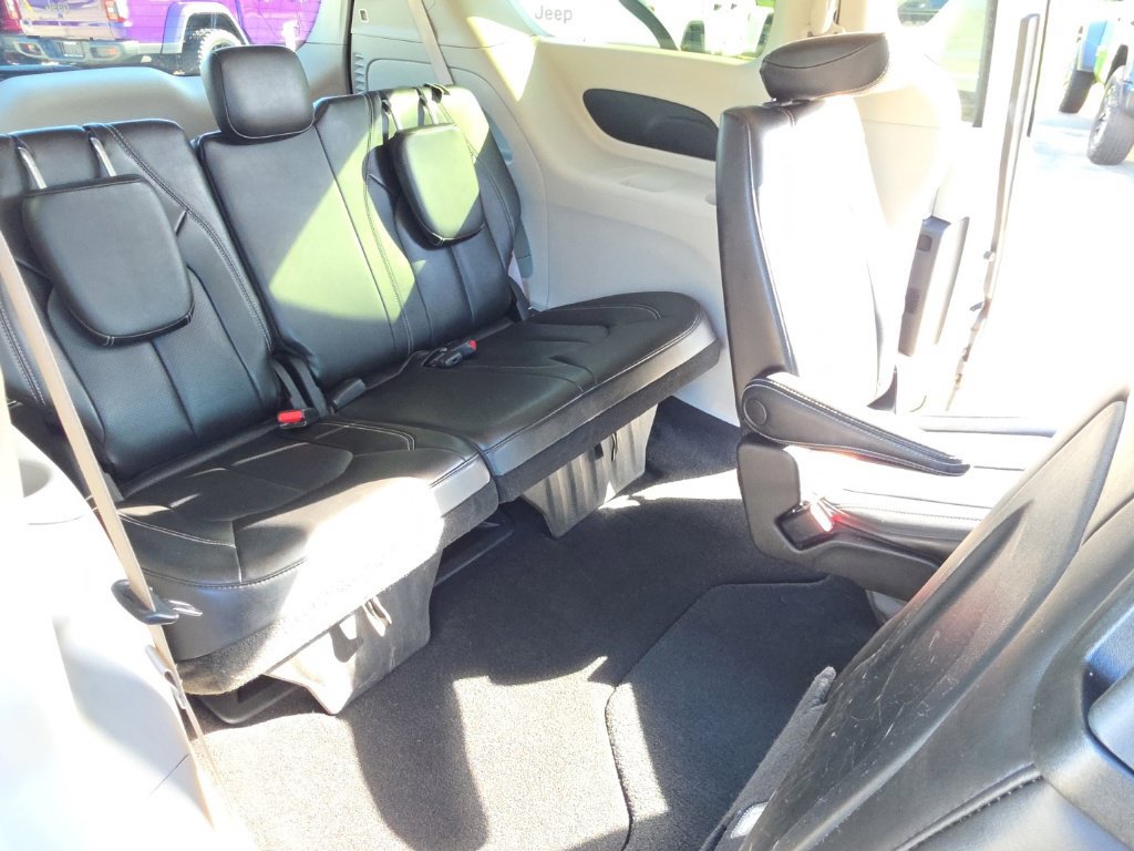 Used 2023 Chrysler Pacifica Touring-L FWD image 19