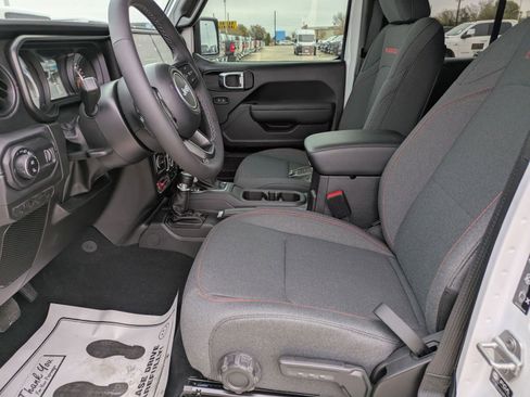 Used 2025 Jeep Gladiator Rubicon w/ Convenience Group image 10