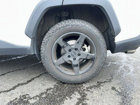 Used 2019 Toyota RAV4 LE AWD/4WD image 5