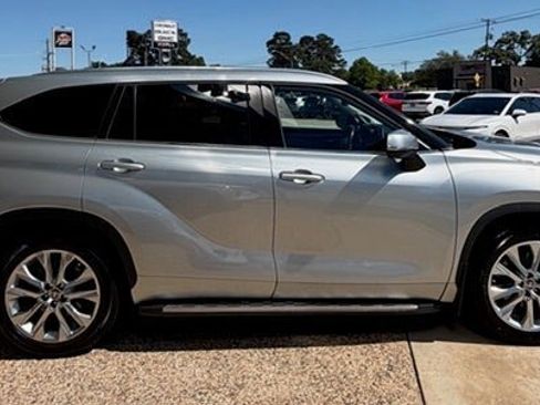 Used 2022 Toyota Highlander Limited image 2