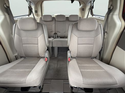 Used 2008 Chrysler Town & Country Touring w/ Family Value Group FWD image 25