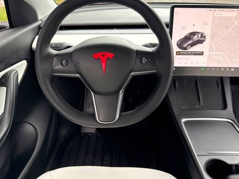 Used 2022 Tesla Model Y Long Range image 17