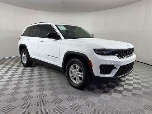 Used 2023 Jeep Grand Cherokee Laredo RWD image 7