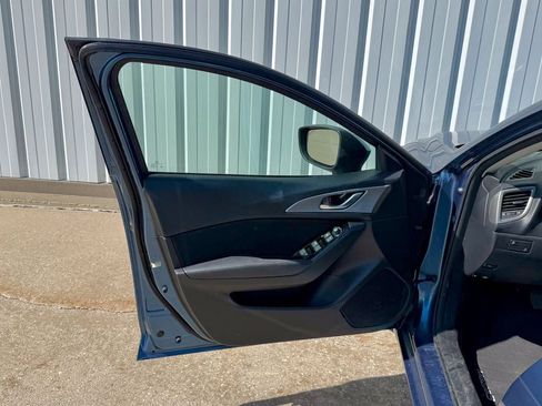 Used 2018 MAZDA MAZDA3 Sport FWD image 14