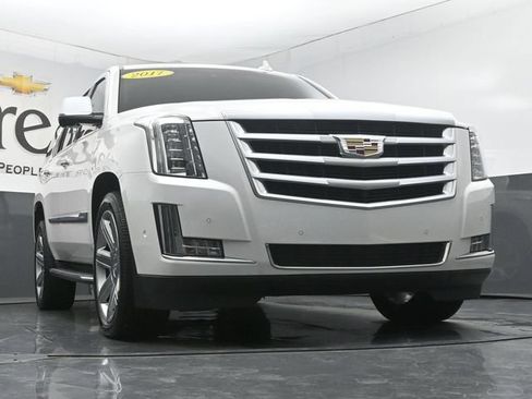 Used 2017 Cadillac Escalade Luxury AWD/4WD image 3