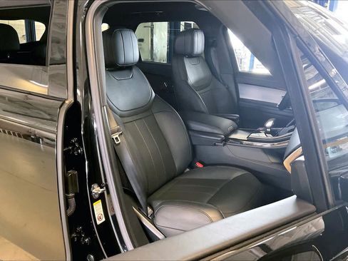 Used 2025 Land Rover Range Rover Sport SE AWD/4WD image 8