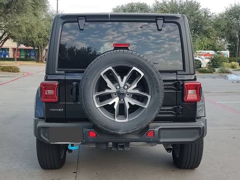 Used 2024 Jeep Wrangler Unlimited w/ Convenience Group AWD/4WD image 4