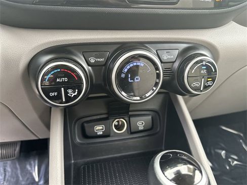 Used 2024 Hyundai Venue SEL image 17