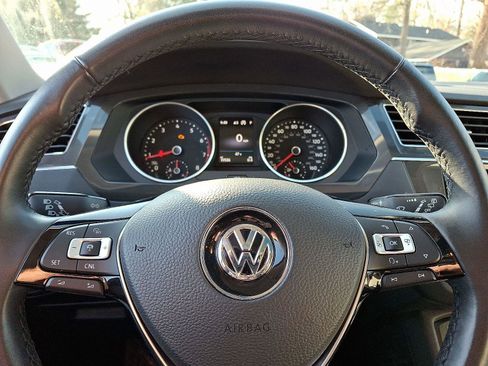Used 2018 Volkswagen Tiguan SEL image 21