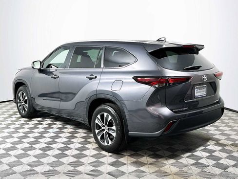 Used 2024 Toyota Highlander XLE image 5