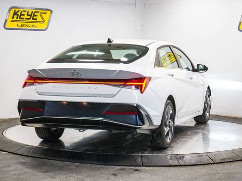 Used 2025 Hyundai Elantra SEL image 4