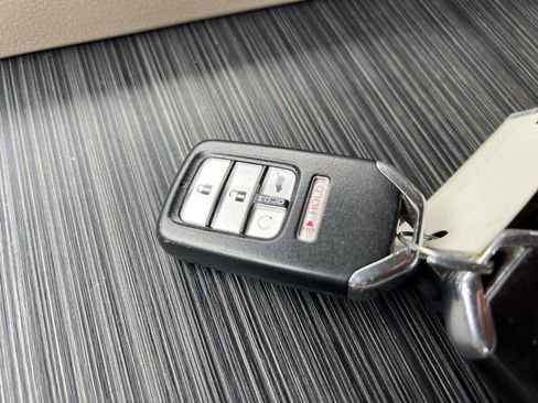 Used 2018 Honda Pilot Touring image 14